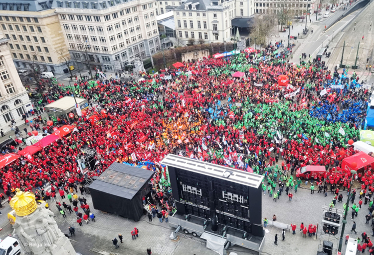 Plusieurs Milliers De Personnes La Manifestation Europ Enne Contre L