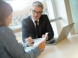 Banken proberen personeel door te sturen naar de zorgsector 