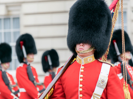 Voor het eerst sinds begin pandemie opnieuw wissel van de wacht aan Buckingham Palace
