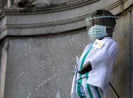 Manneken-Pis porte une tenue de soignant en l'honneur des 'héros' du réseau IRIS