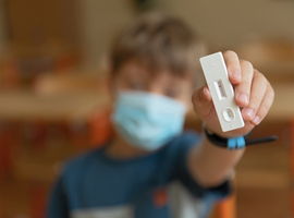 Amper 8 procent van ouders bereid om kind wekelijks te testen
