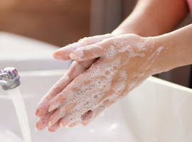 Crevits lanceert nieuwe campagne voor meer handhygiëne in woonzorgcentra