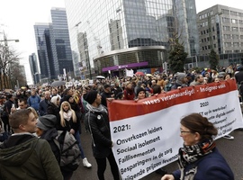 Des milliers de personnes marchent dans Bruxelles contre les mesures sanitaires