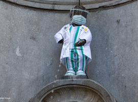 Manneken-Pis brengt hulde aan zorgpersoneel