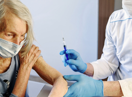 Des experts lancent un appel pour un plan de vaccination clair des personnes âgées belges