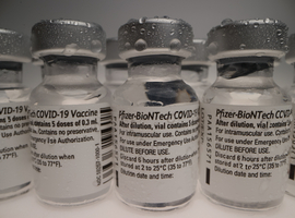 Un vaccin Pfizer/BioNTech adapté au variant Omicron attendu 