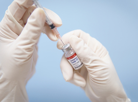 Zeldzame ruggengraatontsteking mogelijke bijwerking van vaccins AstraZeneca en Janssen