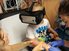 Utiliser un masque de réalité virtuelle diminue la douleur chez l’enfant pendant les soins