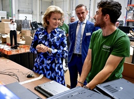 La Reine visite Digital for Youth qui lutte contre la vulnérabilité numérique des jeunes