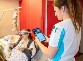 Kankerpatiënten AZ Monica kunnen ontspannen met VR-bril tijdens behandeling
