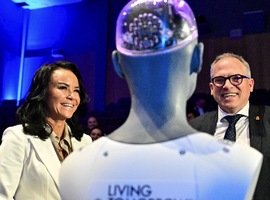 Living Tomorrow demonstreert humanoïde robot Ameca in strijd tegen eenzaamheid bij ouderen