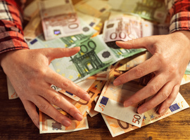 U verdient 255.000 euro. Bent u een graaier?