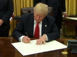 Eedaflegging Trump - Trump ondertekent eerste decreet tegen Obamacare 