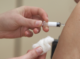 Vaccinatie: de arts schrijft voor, de verpleegkundige geeft de injectie