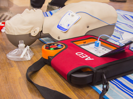Bondscoaches wielerbond krijgen AED-toestel