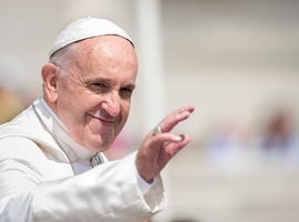 Paus door knieproblemen voor eerst publiekelijk in rolstoel