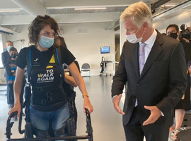 Koning Filip geïntrigeerd door staprobot To Walk Again