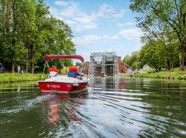 En bateau électrique sur le Canal du Centre historique