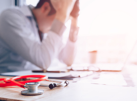 La gravité des incidents médicaux corrélée au temps nécessaire pour que les soignants s’en remettent