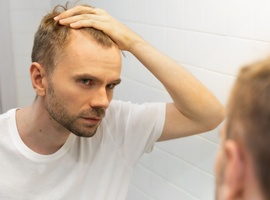 Soigner son alopécie androgénique au prix d’un risque suicidaire accru?