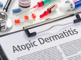 Que dit le consensus international sur le traitement précoce de la dermatite atopique?