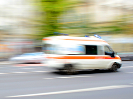 Un ambulancier abandonne son ambulance avec un patient à l'intérieur