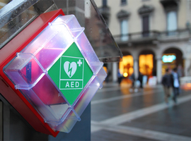 Defibrillatoren op openbare plaatsen hebben door huidige aanpak weinig impact (KCE)