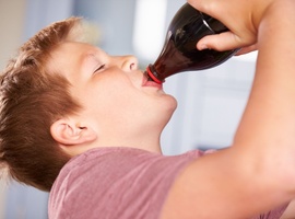 Boissons gazeuses sucrées: un lien commun entre obésité et usure dentaire