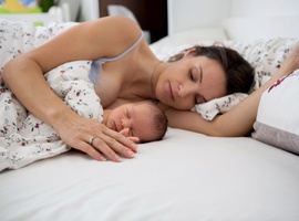 Faut-il dormir avec bébé?