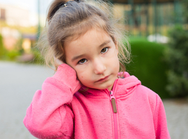Problèmes auditifs cachés chez les enfants: des acouphènes à l’hypersensibilité aux sons