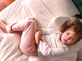 Douleurs abdominales chez l’enfant: diagnostic, gestion et quand s’inquiéter?