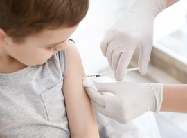 Le vaccin 4CMenB protège les jeunes enfants contre la méningococcie