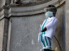 Manneken Pis revêt l'habit d'infirmier en hommage au travail des soignants durant le Covid