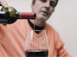 Een rood gezicht bij het drinken van alcohol zou wijzen op een risico op verhoogde bloeddruk en intolerantie
