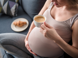 La caféine est-elle systématiquement nocive en cas de grossesse?