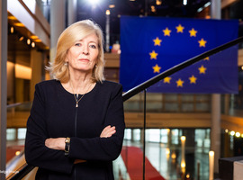 Europese ombudsvrouw heeft kritiek op sms-verkeer tussen von der Leyen en topman Pfizer