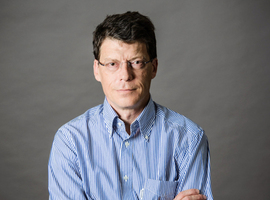 « Il faudrait demander l’autorisation de l’IA avant de prescrire » (Dr Laurent Alexandre)