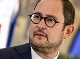 La politique tire à blanc sur les sociétés de management