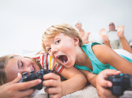 Enfants et jeux vidéo: que conseiller  aux parents inquiets?
