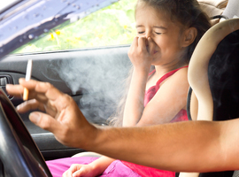 In één jaar amper drie boetes voor roken in auto met kinderen