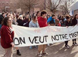 Les étudiants de l'UMons manifestent contre le refus du master en médecine