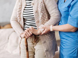 'Bekwame helper' verpleegkundige krijgt wettelijk kader