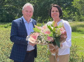 Decaan Piet Stinissen (UHasselt) geeft fakkel door aan Veerle Somers