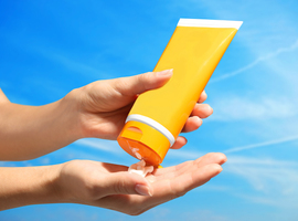 Dermatologennetwerk vraagt jongeren bescherming te gebruiken tegen de zon