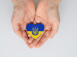 Plusieurs associations chargent un semi-remorque de matériel humanitaire et médical pour l'Ukraine
