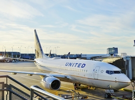 United Airlines zet ongevaccineerde werknemers op onbetaald verlof