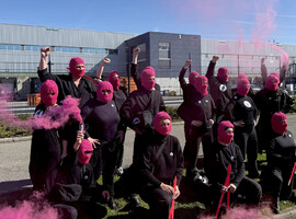 Des militants protestent contre la destruction de millions de préservatifs à Geel