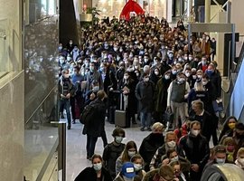 Ombudsman Brussels Airport trekt aan alarmbel na lange wachtrijen in aankomsthal