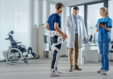 Les exosquelettes arrivent en consultation : ce que les médecins doivent savoir