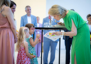 Koningin Mathilde viert 10 jaar toonaangevende moeder- en kindzorg in UZA